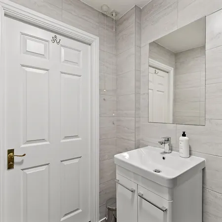 Woodhouse - Centrally Located, Contractor Friendly Appartement