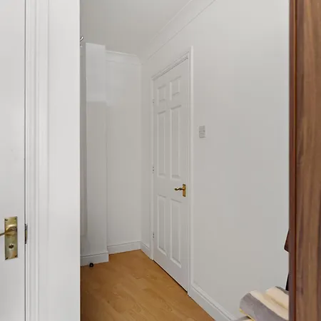 Woodhouse - Centrally Located, Contractor Friendly Lejlighed *