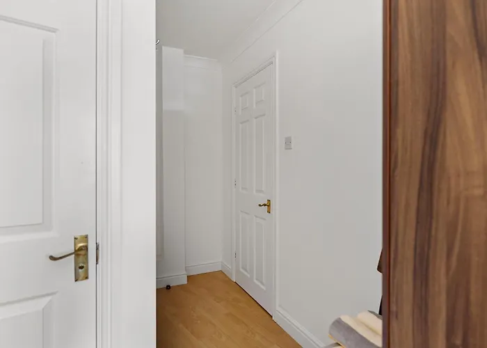 Woodhouse - Centrally Located, Contractor Friendly Апартаменти *