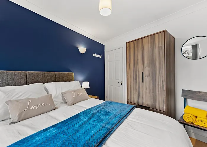 Woodhouse - Centrally Located, Contractor Friendly Апартаменти