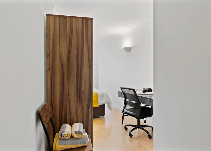 Woodhouse - Centrally Located, Contractor Friendly Лідс