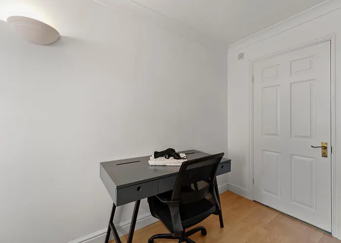 Woodhouse - Centrally Located, Contractor Friendly Апартаменти