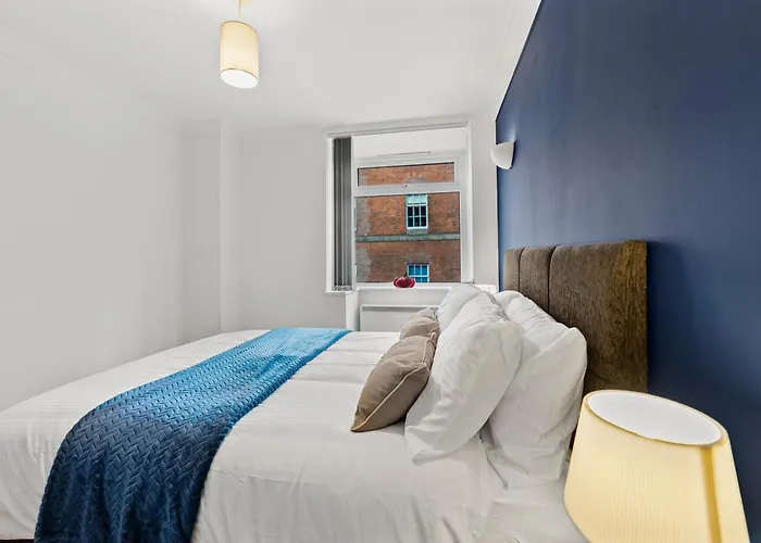 Woodhouse - Centrally Located, Contractor Friendly Апартаменти Лідс