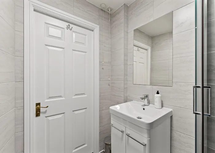 Woodhouse - Centrally Located, Contractor Friendly Апартаменти