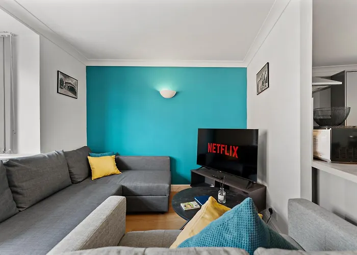 Woodhouse - Centrally Located, Contractor Friendly Апартаменти *