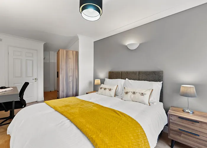 Woodhouse - Centrally Located, Contractor Friendly Апартаменти *