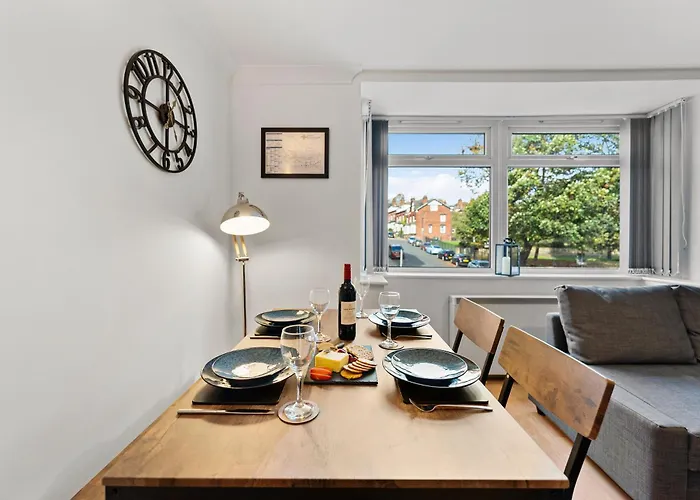 Woodhouse - Centrally Located, Contractor Friendly Лідс