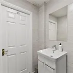 Woodhouse - Centrally Located, Contractor Friendly Apartamento