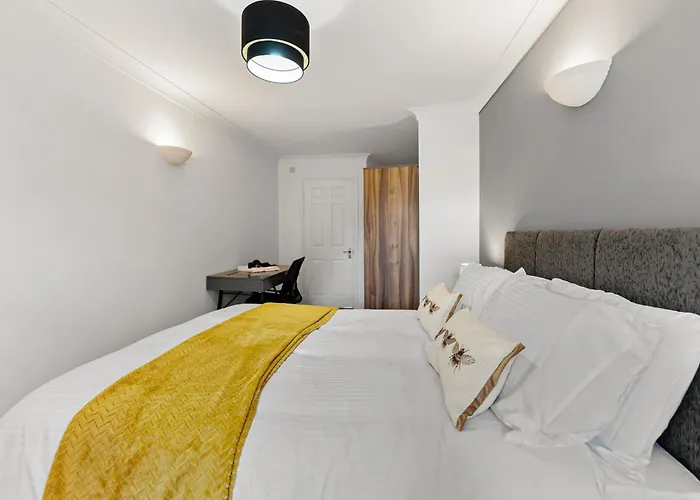 Woodhouse - Centrally Located, Contractor Friendly Διαμέρισμα Λιντς