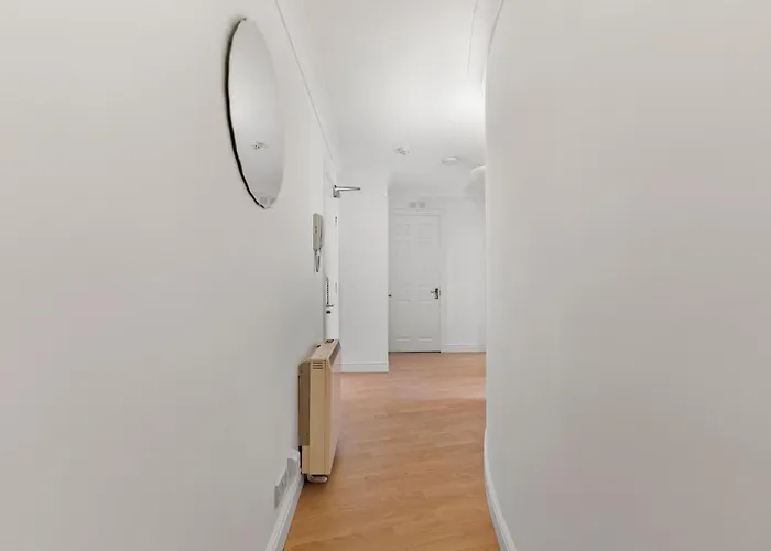 Woodhouse - Centrally Located, Contractor Friendly Διαμέρισμα